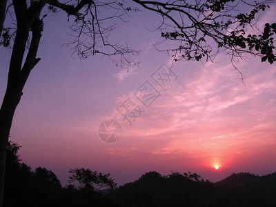 风景优美日出在泰国南的森林上楠安详图片