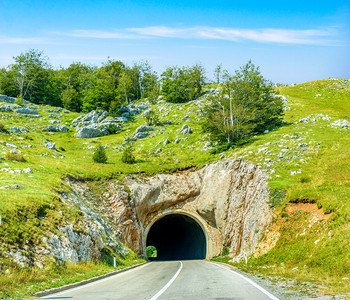 欧洲的穿越黑山区隧道的公路通过隧道的公路通过隧道的公路巴尔干车道图片