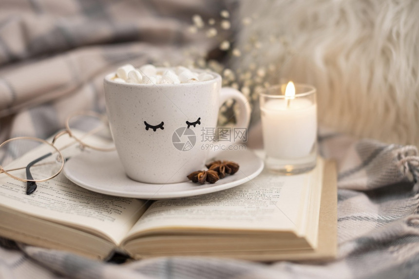 喜悦咖啡杯热可加棉花糖和蜡烛丰富多彩的季节图片
