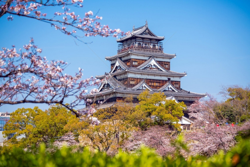 日本樱花季的城堡图片
