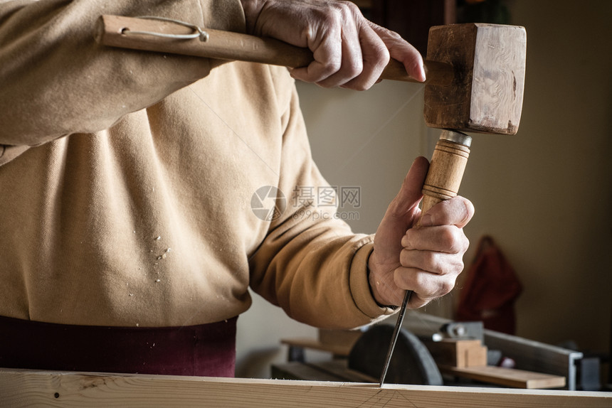 用木锤和挖沟工作的木制铁匠槌技术雕刻图片