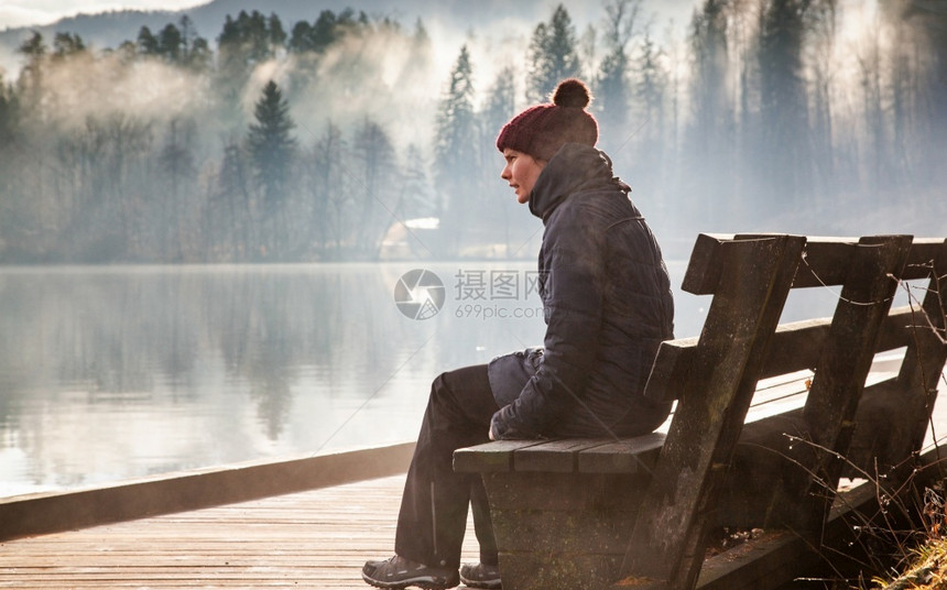 木制的秋天在雾日出时独自一人湖边的女子景观春天图片