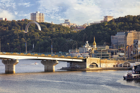 乌克兰基辅大桥的黄昏风景高清图片