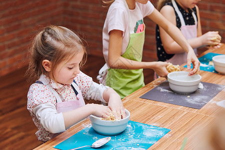 课堂小女孩在揉面团做蛋糕桌子食谱图片