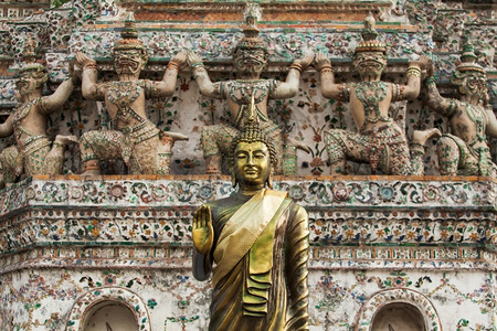 泰国寺庙前的金色佛像图片