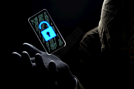 抢劫贼在黑客上方的智能手机屏幕上漂浮在黑手套客和互联网络犯罪概念上的黑衣底背景客和网络犯罪概念上带有绿色二进制代码的近光无线图标程序设计图片