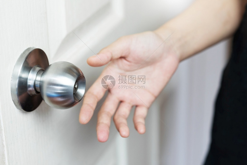 小心白色的女用手打开房子里的卫生间门科罗纳或Covid19和细菌在触摸门把手表面时安全图片