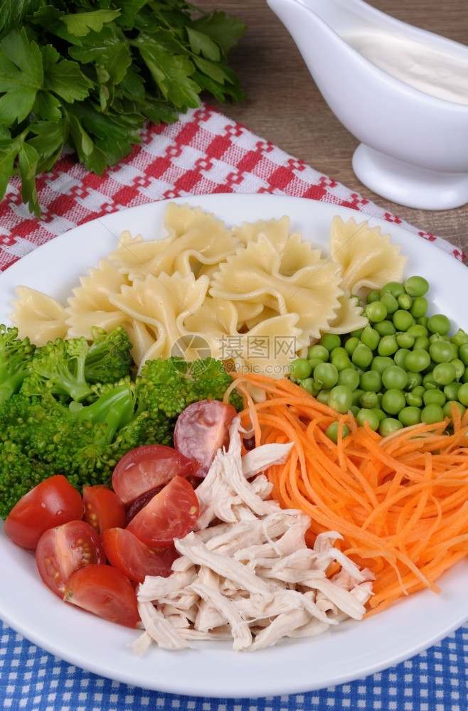 意大利面早午餐牧场沙拉鸡西红柿花椰菜青豆胡萝卜和酸奶油图片