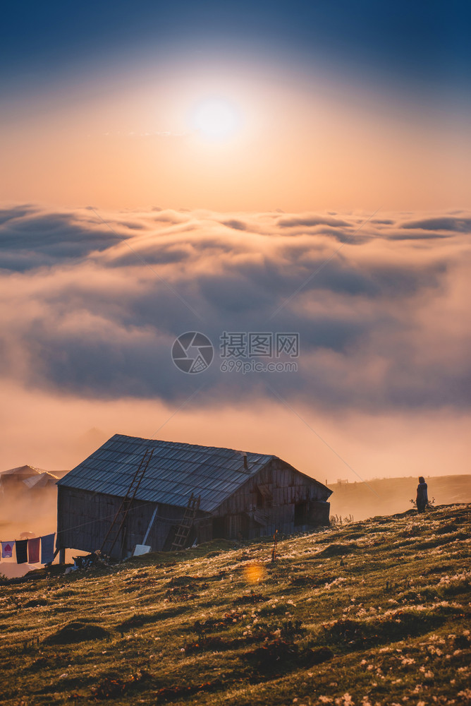 环境建造高米山老房子和美丽的日落景色乔治亚古里等地景观上空惊人的日落和云层五味图片