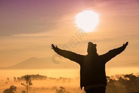 月全时自由旅行者女神的休光月她们带着举起的手站享受美丽的大自然在日落和雾时欢呼青年游客多雾路段景观背景