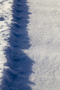 大雪来了颜色天气美丽的车轨迹被阳光照亮雪从粗糙中获得了一个有趣的外观从车轨迹上设计图片