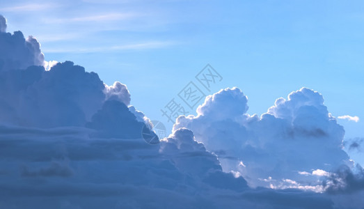 夜间蓝天空云层色背景的云彩夜色时亮光和暗深锥云积聚气象景观美丽图片