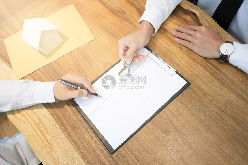 储蓄具有客户签订合同名并用钥匙买房子租的地产代理商有客户签合同名的房地产代理商经纪人会议图片