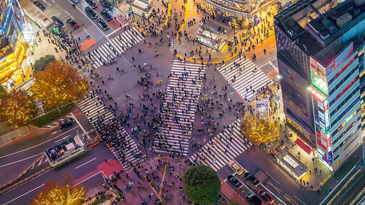 车站晚上人群日本东京涉谷县的步行者横从头看日本东京图片