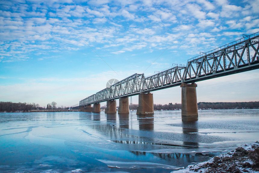 水城市景观建造横跨第尼普拉的铁路桥乌克兰基辅有美丽的云天图片