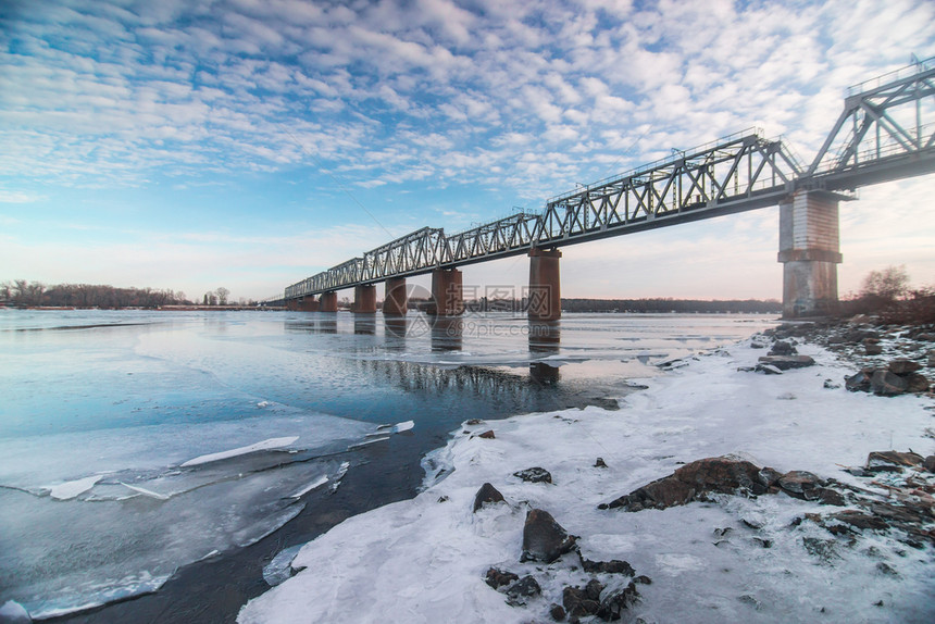 景观横跨第尼普拉的铁路桥乌克兰基辅有美丽的云天轨第聂伯罗图片