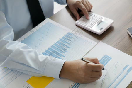 桌子账单从事商业销售报告工作的审计员或财务检查业销售报告行政图片