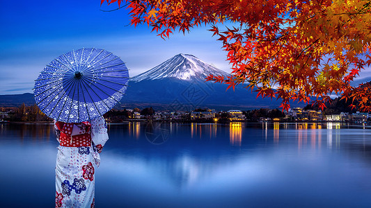 藤伞地标秋天在日本川口子湖藤山穿日本传统和服的亚裔妇女河口富士背景