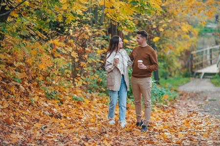 漫步在秋季森林的情侣图片