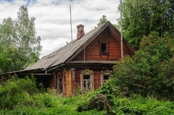 毁坏小屋弗拉基米尔地区俄罗斯村旧被废弃的草木屋弗拉基米尔地区夏日舱图片