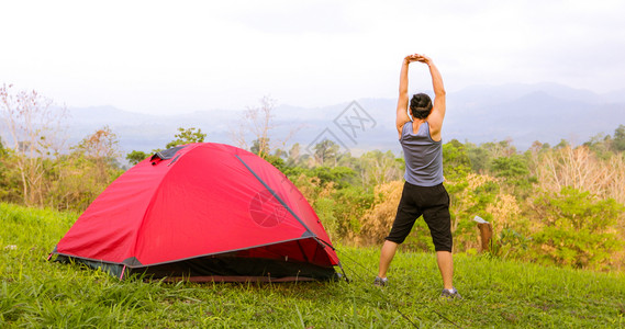 搭帐篷户外露营锻炼的人图片