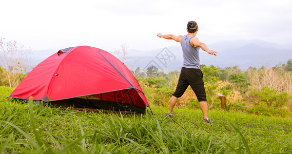 搭帐篷户外露营锻炼的人图片