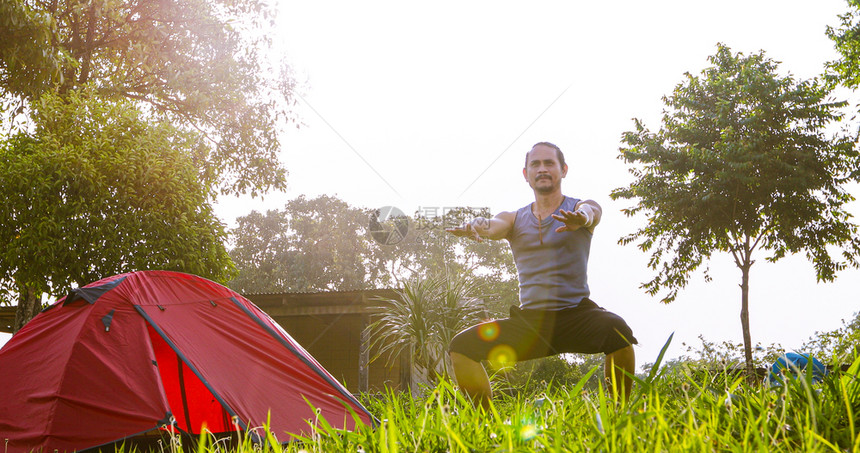 年轻的女士在山上露营之旅的帐篷附近上午有人运动和Athlete暖化公园图片