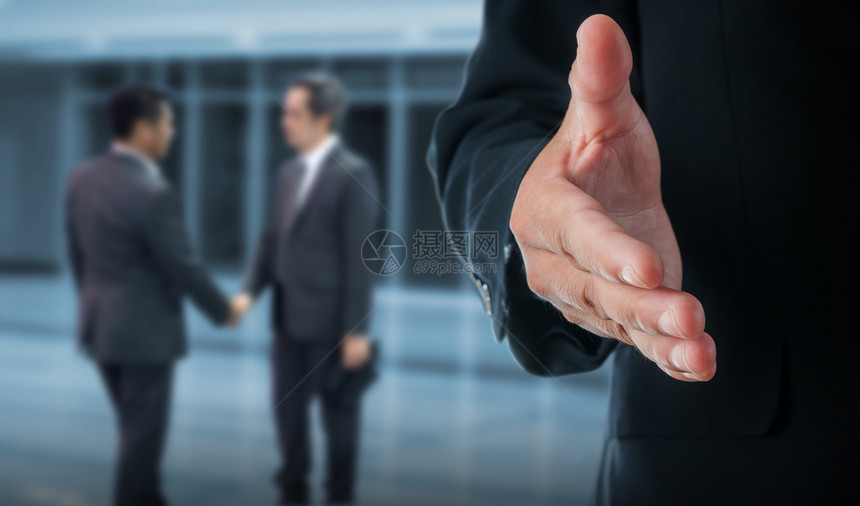 一种高级的准备好开着手商人准备握手以达成一份协议在办公室里图片