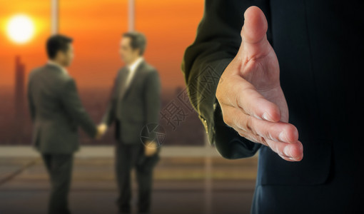 一种交易开着手的商人准备握手以达成一份协议在办公室里自信的图片