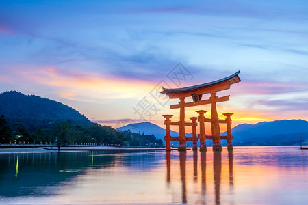 日落神道教观光宫岛日本著名的漂浮托里城门图片