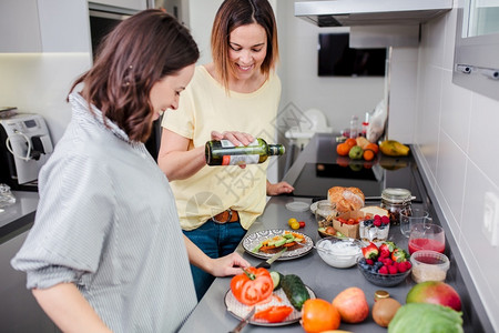 闲暇妇女在厨房准备健康食品在厨房有乐趣概念饮食营养的妇女有趣屋图片