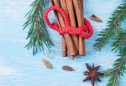 木质背景中的肉桂条丁香和冷杉树枝圣诞节配料分支机构图片