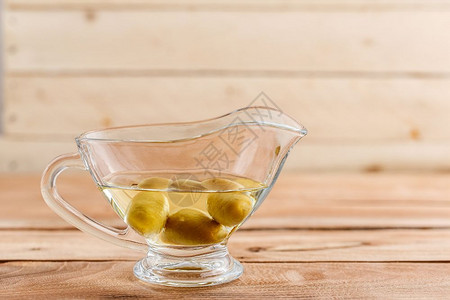 含橄榄的明玻璃油罐中橄榄养分精制能够图片
