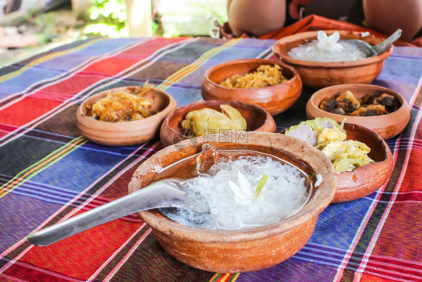 冰水中泰国大米为餐桌上的开胃菜铺粘土杯考奢华春天图片