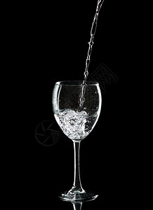 蓝色的黑背景上含水的葡萄酒杯新鲜湿的背景图片