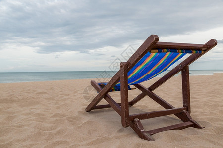异国情调沙上滩椅有海和天空背景观海岸线图片