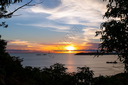 旅行完美的黑海和橙蓝天空的美丽明亮日落风景海洋图片