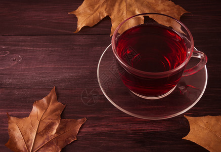 一杯红茶和秋叶图片
