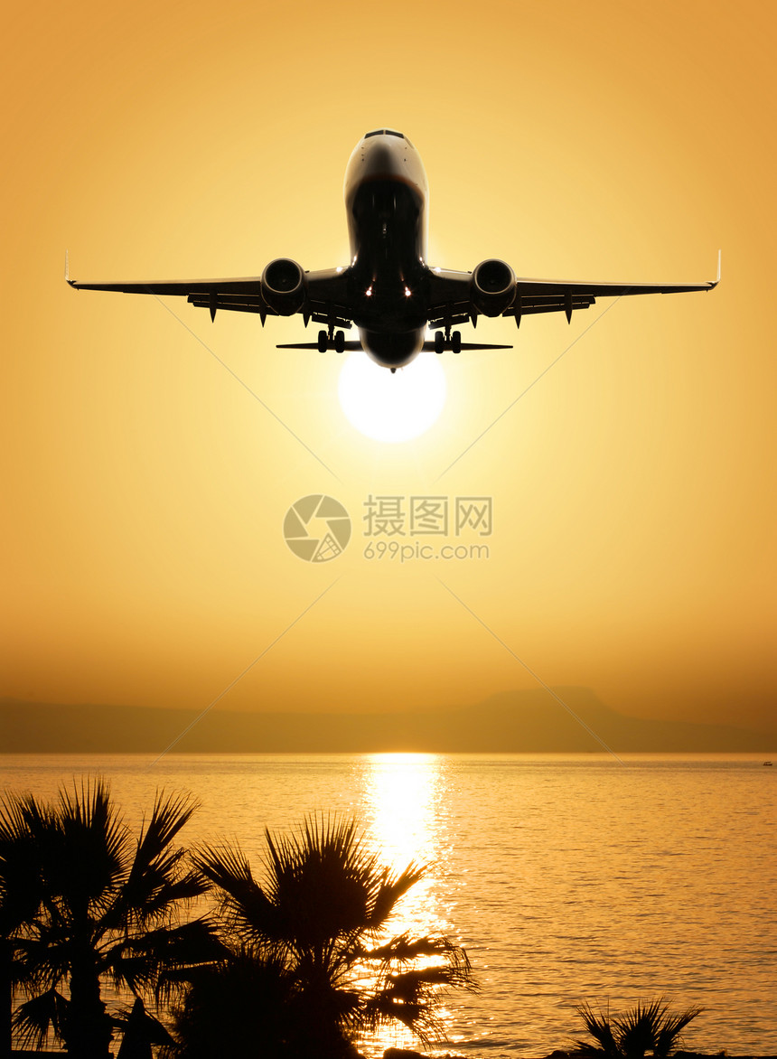 海洋滩美丽的景和日落背的飞机风优美图片