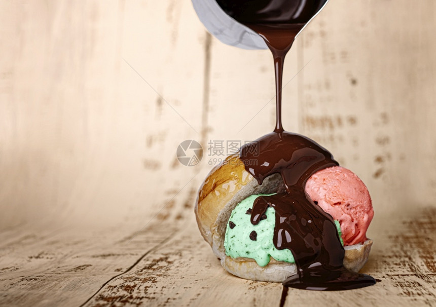 异常汉堡包鲜奶面里的草莓和薄荷冰淇淋球滴液巧克力食谱图片