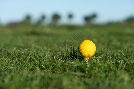课程驾驶场地上黄色高尔夫球道控制图片