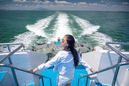 奢华在泰国克拉比的一艘快艇上亚洲女孩水图片