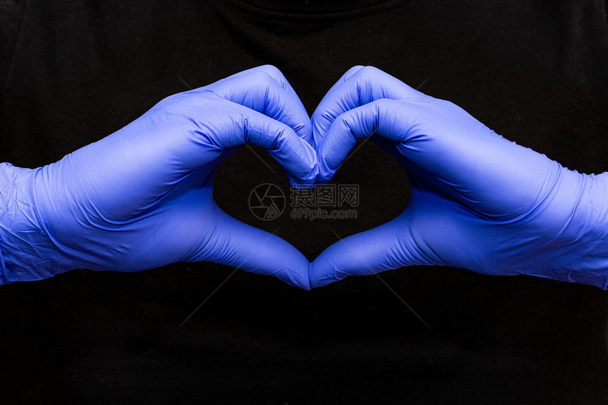 人们抓住制服用于心脏形符号医疗保护的蓝色乳胶手套支持医生和护士Covid19冠状红色背景黑用于心脏形符号医疗保护的蓝色乳胶手套冠图片