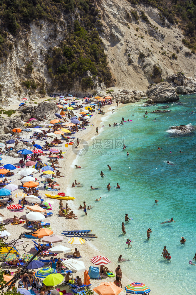 莱夫卡达岛Agiofilli海滩希腊2016年8月29日暑假许多人在海滩上游泳莱夫卡达岛希腊暑假海上游泳旅行颜色夏天图片