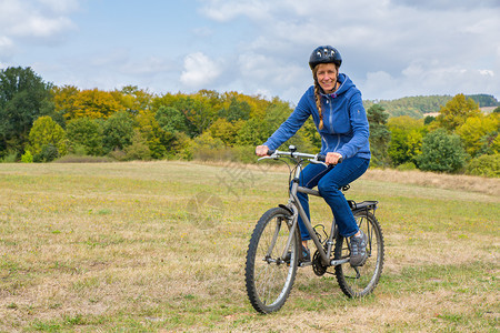 积极的运动荷兰妇女骑着山车在荷兰土丘自然景观中骑行车闲暇图片