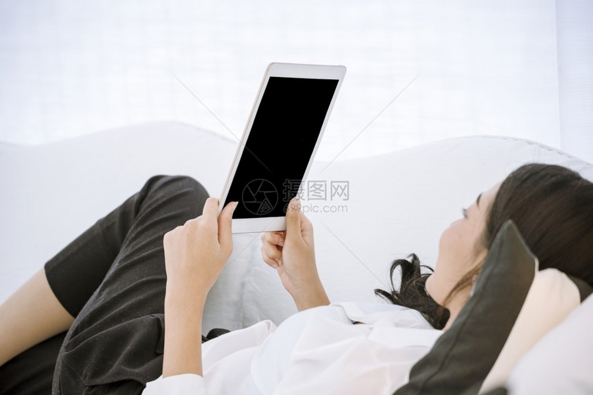 女士银行业买使用电话购物的亚洲妇女在智能平板手点触摸屏幕数字桌面上使用电话购物在线网站上的电话购物网络携带智能手机检查邮件的网上图片