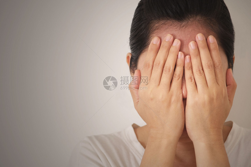 痛妇女用双手蒙住脸感到悲伤压力或沮丧遭受压抑的女子绝望图片