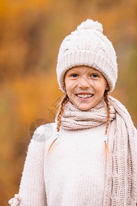 秋日微笑的小女孩图片