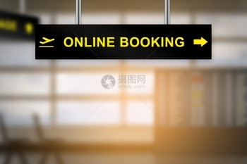 旅游家购买在机场标志板上线订票背景模糊复制空间图片