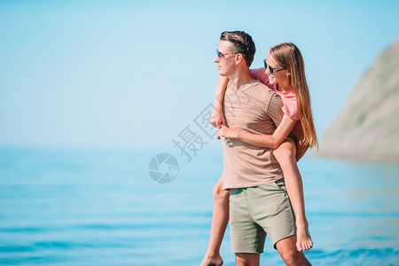 女孩和爸爸在海滩度假图片